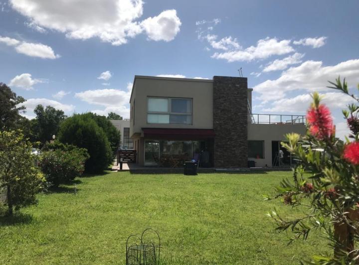 Casa · 286m² · 5 Ambientes · 2 Cocheras