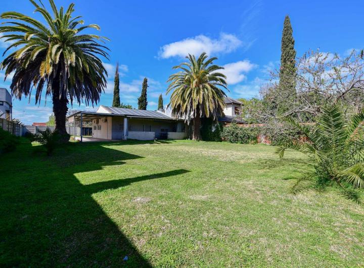 Casa · 1100m² · 2 Dormitorios · 3 Cocheras
