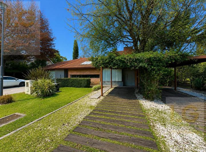 Casa · 260m² · 4 Ambientes · 4 Cocheras