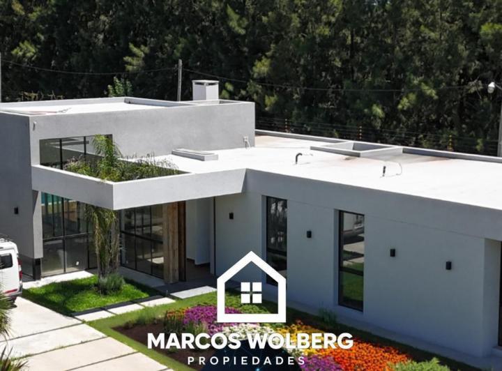 Casa · 220m² · 4 Ambientes · 2 Cocheras