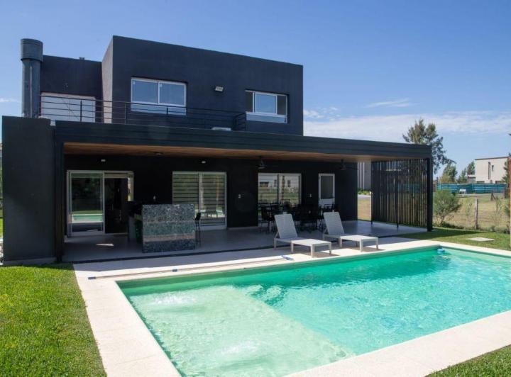 Casa · 200m² · 4 Ambientes · 2 Cocheras