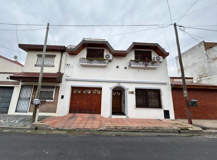 Casa · 160m² · 4 Ambientes · 1 Cochera