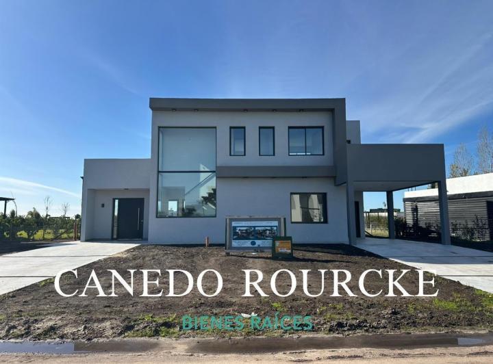 Casa · 210m² · 4 Ambientes · 2 Cocheras