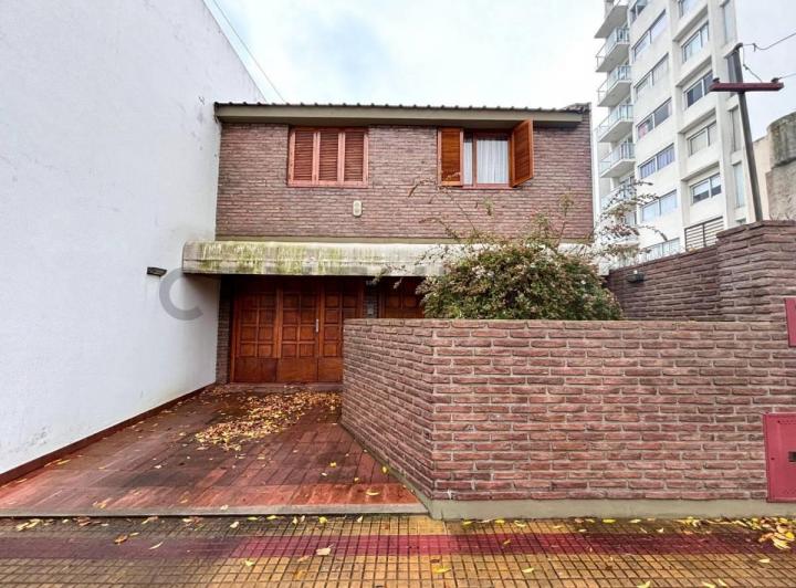 Casa · 153m² · 6 Ambientes · 2 Cocheras
