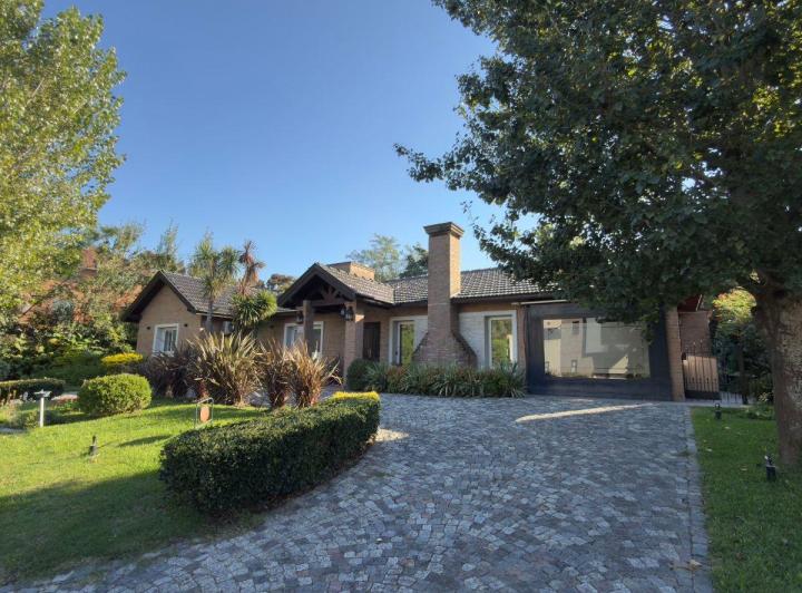 Casa · 192m² · 6 Ambientes · 1 Cochera