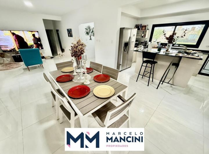 Casa · 190m² · 4 Ambientes · 4 Cocheras
