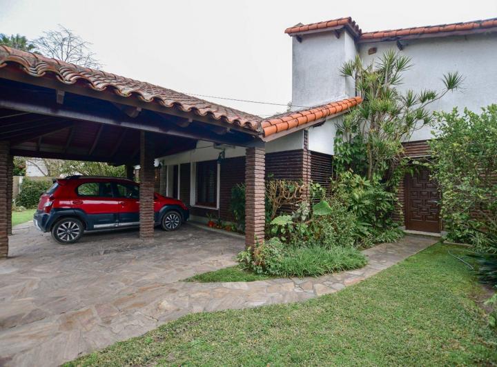 Casa · 250m² · 6 Ambientes · 3 Cocheras