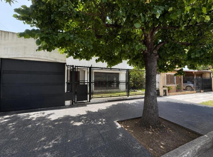 Casa · 136m² · 5 Ambientes · 2 Cocheras