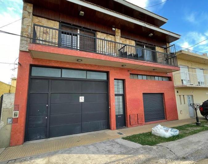 Casa · 390m² · 9 Ambientes · 3 Cocheras