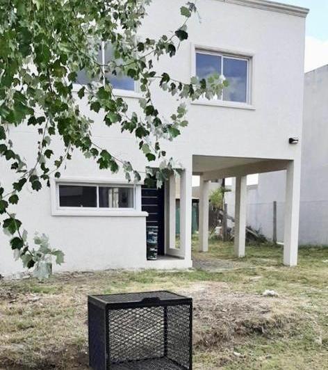 Casa · 102m² · 4 Ambientes · 1 Cochera
