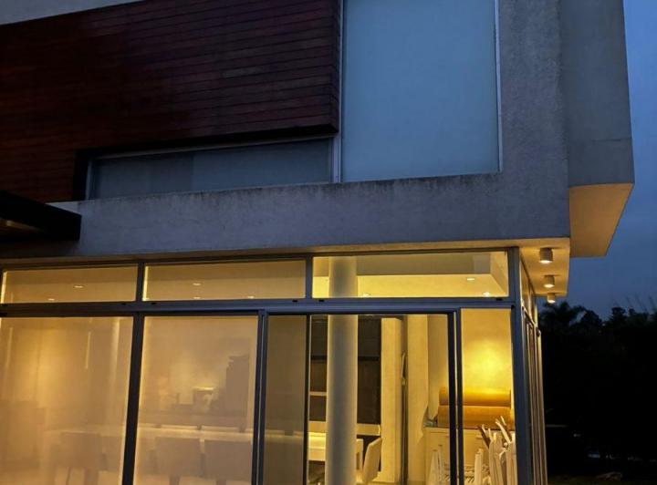 Casa · 200m² · 4 Ambientes · 2 Cocheras