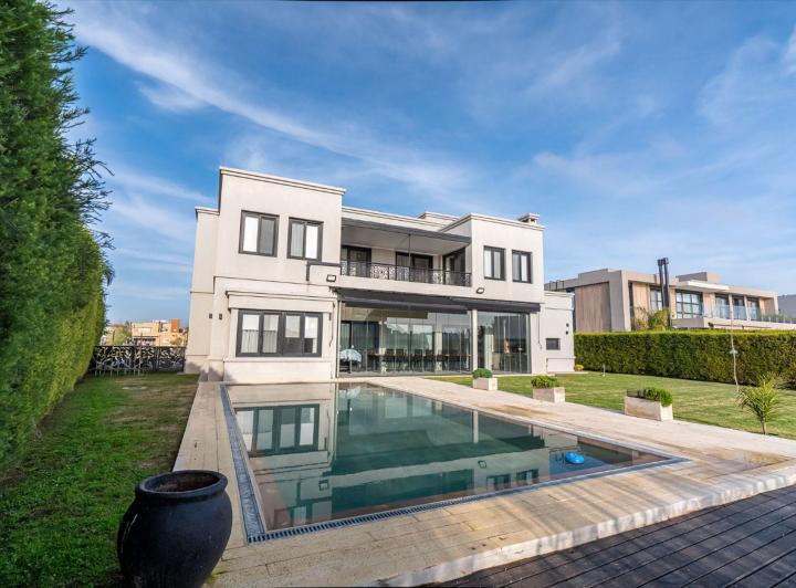 Casa · 290m² · 4 Ambientes · 2 Cocheras