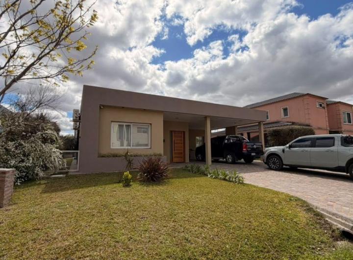 Casa · 233m² · 4 Ambientes · 1 Cochera