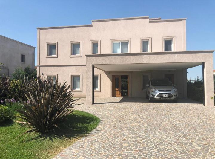 Casa · 320m² · 4 Ambientes · 2 Cocheras