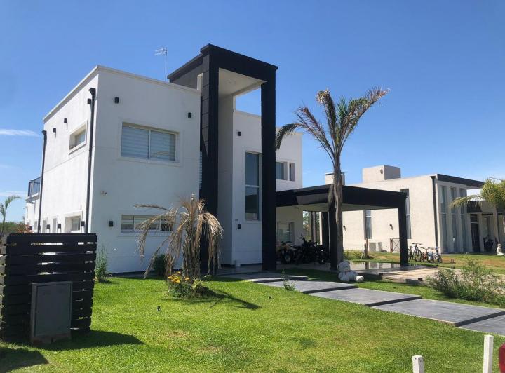 Casa · 260m² · 4 Ambientes · 2 Cocheras