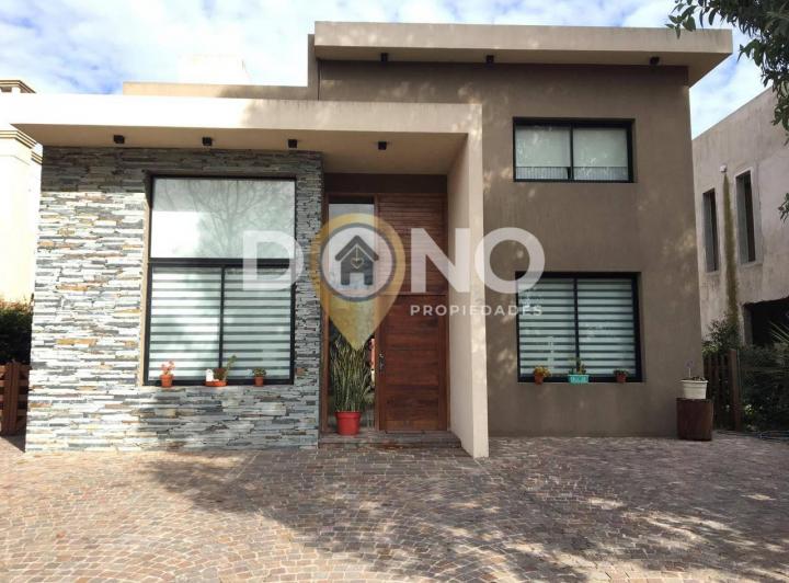 Casa · 261m² · 4 Ambientes · 4 Cocheras