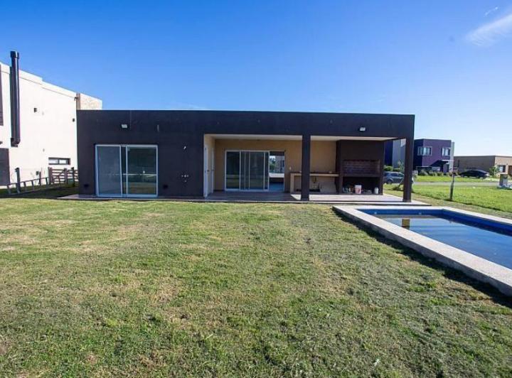 Casa · 120m² · 4 Ambientes · 3 Cocheras