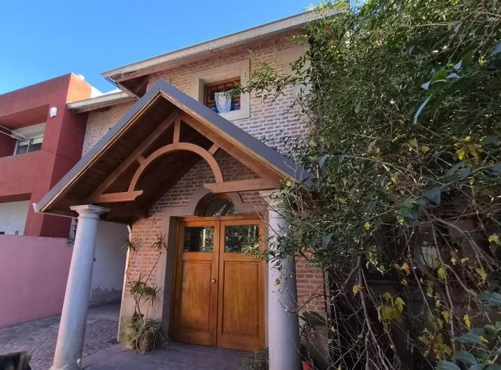 Casa · 258m² · 3 Dormitorios · 2 Cocheras