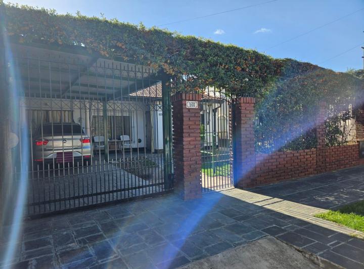 Casa · 240m² · 3 Ambientes · 1 Cochera