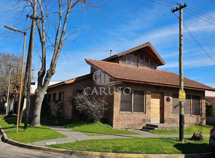 Casa · 122m² · 5 Ambientes · 1 Cochera