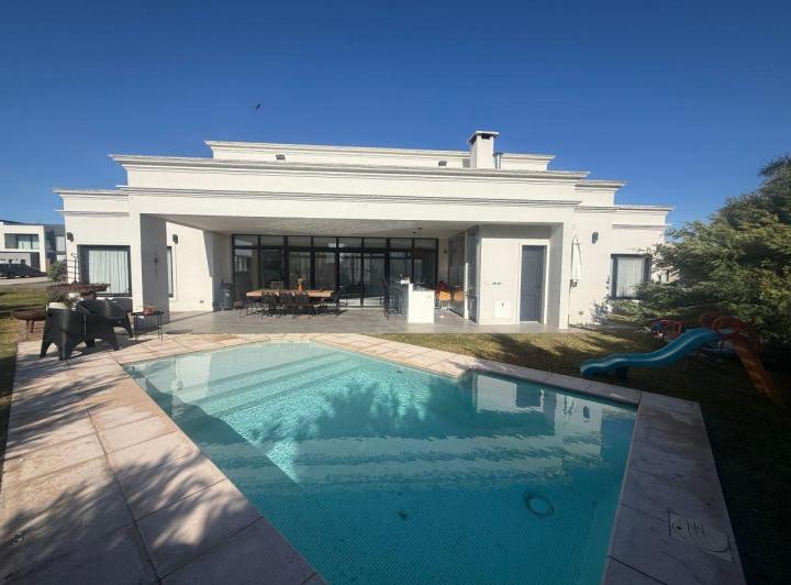 Casa · 250m² · 4 Ambientes · 2 Cocheras