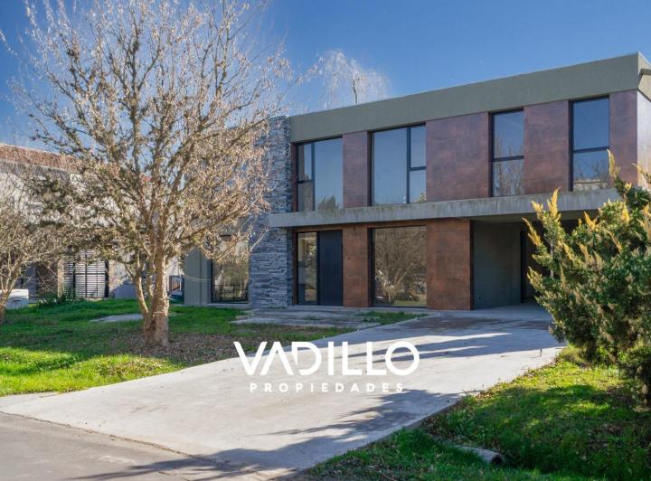 Casa · 240m² · 4 Ambientes · 8 Cocheras