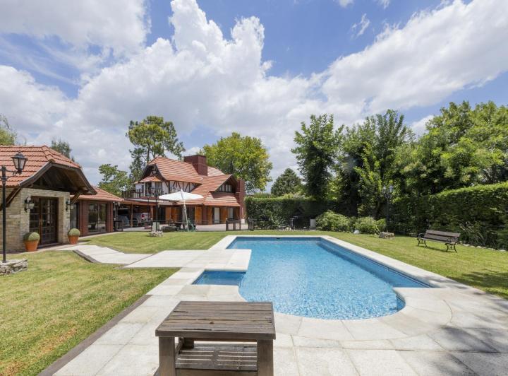 Casa · 360m² · 7 Ambientes · 3 Cocheras