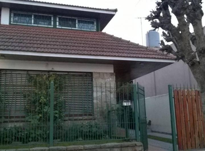 Casa · 130m² · 5 Ambientes · 4 Cocheras