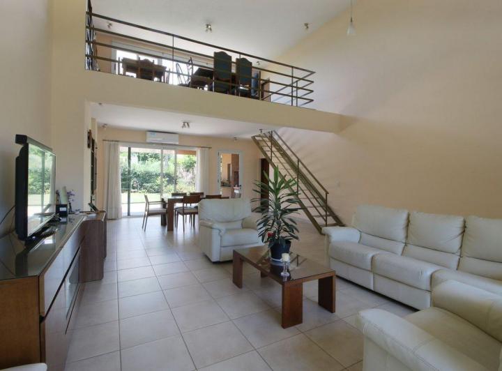 Casa · 178m² · 4 Ambientes · 2 Cocheras