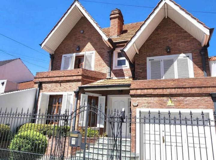 Casa · 210m² · 5 Ambientes · 2 Cocheras