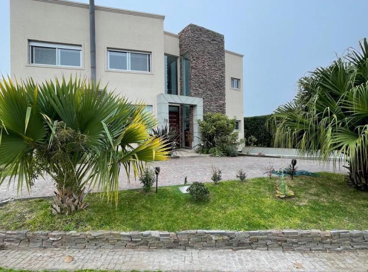 Casa · 470m² · 5 Ambientes · 1 Cochera