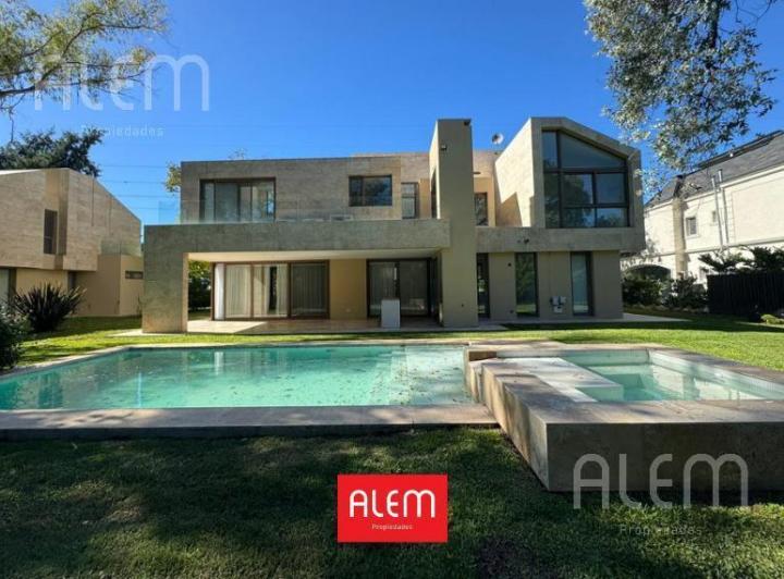 Casa · 350m² · 7 Ambientes · 2 Cocheras