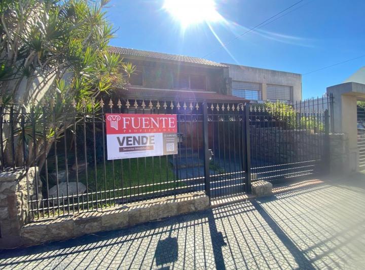 Casa · 220m² · 4 Dormitorios · 1 Cochera