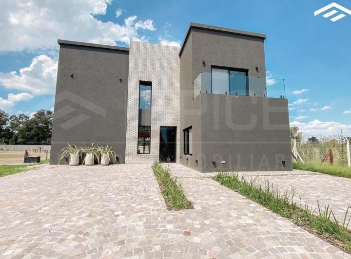 Casa · 230m² · 5 Ambientes