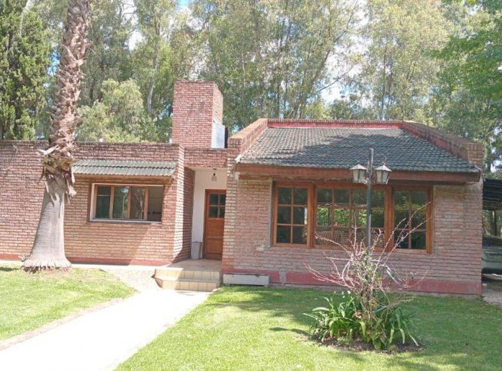 Casa · 220m² · 6 Ambientes · 2 Cocheras