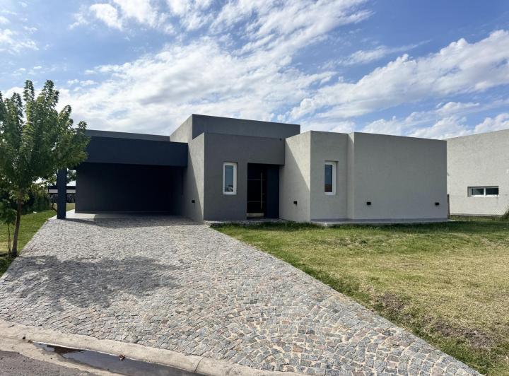 Casa · 180m² · 5 Ambientes · 2 Cocheras