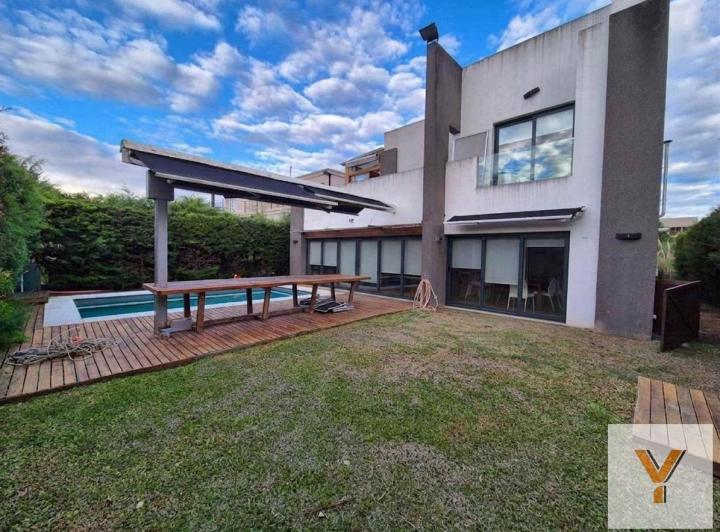 Casa · 330m² · 8 Ambientes