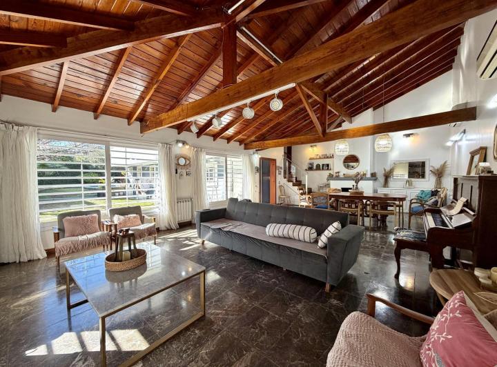 Casa · 209m² · 5 Ambientes · 4 Cocheras
