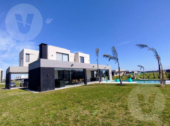 Casa · 227m² · 6 Ambientes · 2 Cocheras