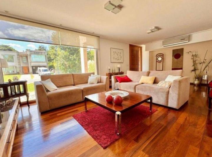 Casa · 247m² · 6 Ambientes · 4 Cocheras
