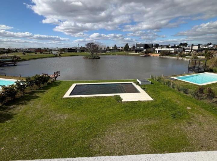 Casa · 210m² · 5 Ambientes · 2 Cocheras
