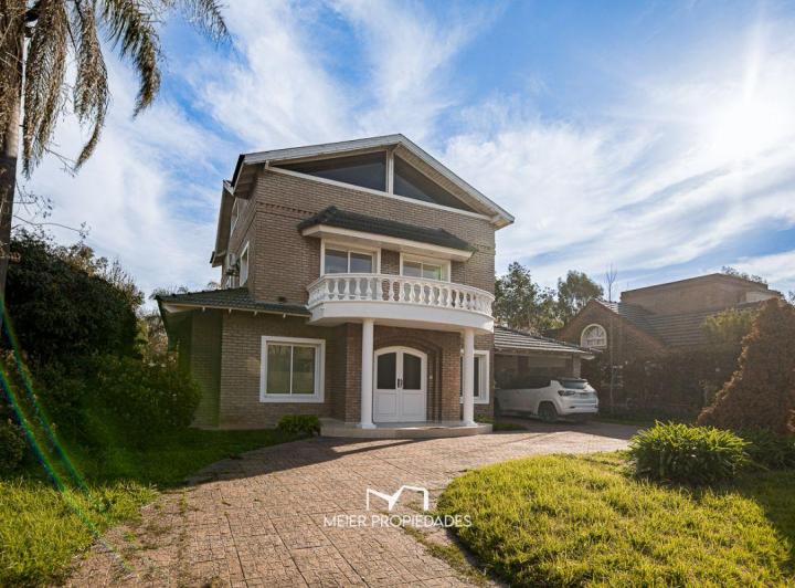 Casa · 360m² · 7 Ambientes · 2 Cocheras
