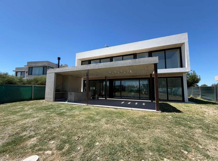 Casa · 259m² · 5 Ambientes · 2 Cocheras