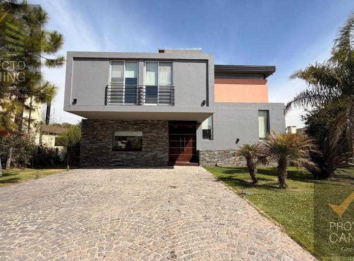Casa · 221m² · 6 Ambientes · 2 Cocheras