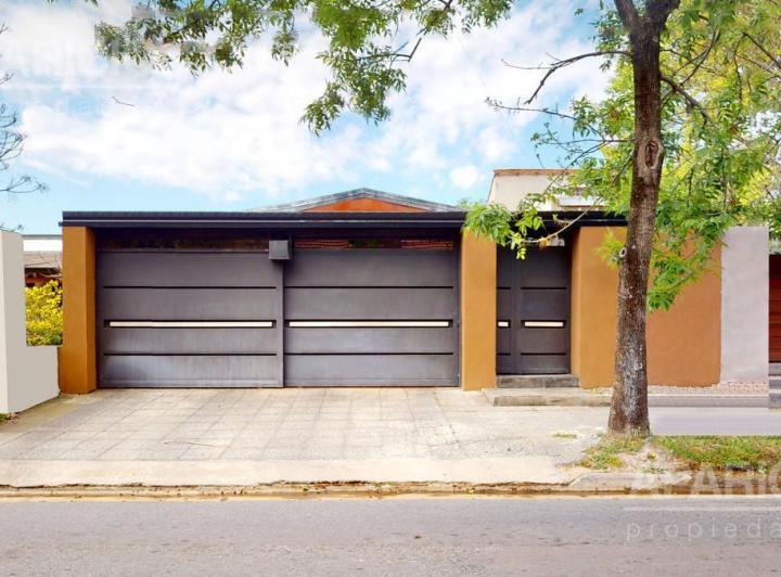 Casa · 370m² · 5 Ambientes · 2 Cocheras