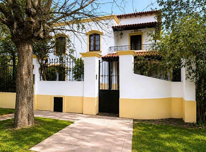 Casa · 300m² · 6 Ambientes · 3 Cocheras