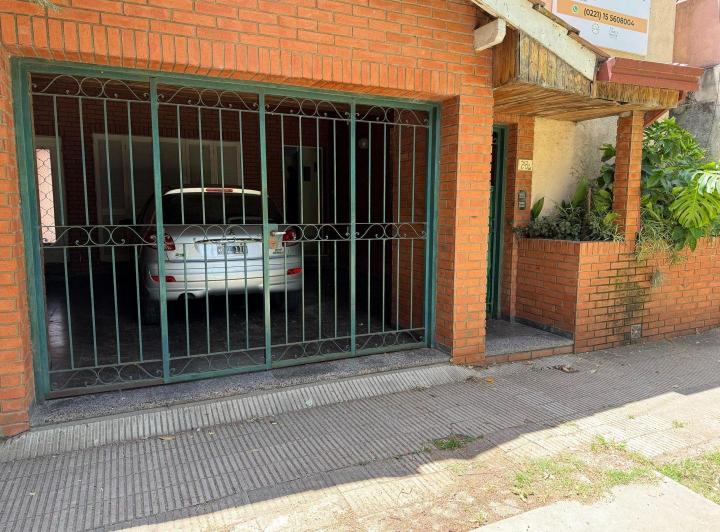 Casa · 235m² · 6 Ambientes · 1 Cochera