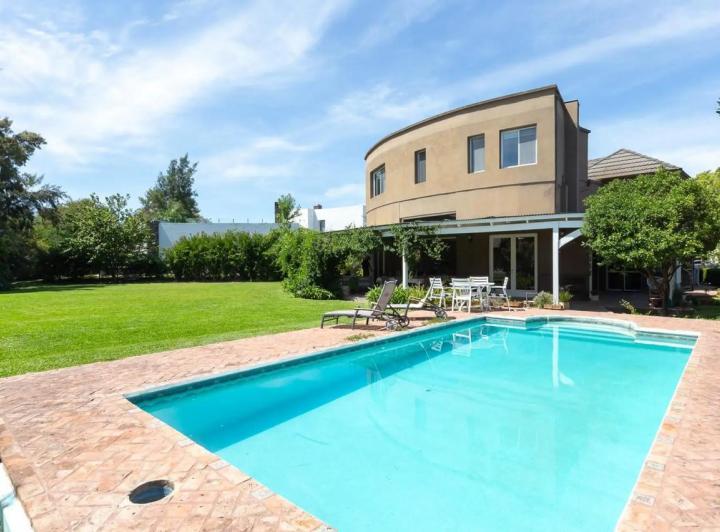 Casa · 650m² · 10 Ambientes · 4 Cocheras