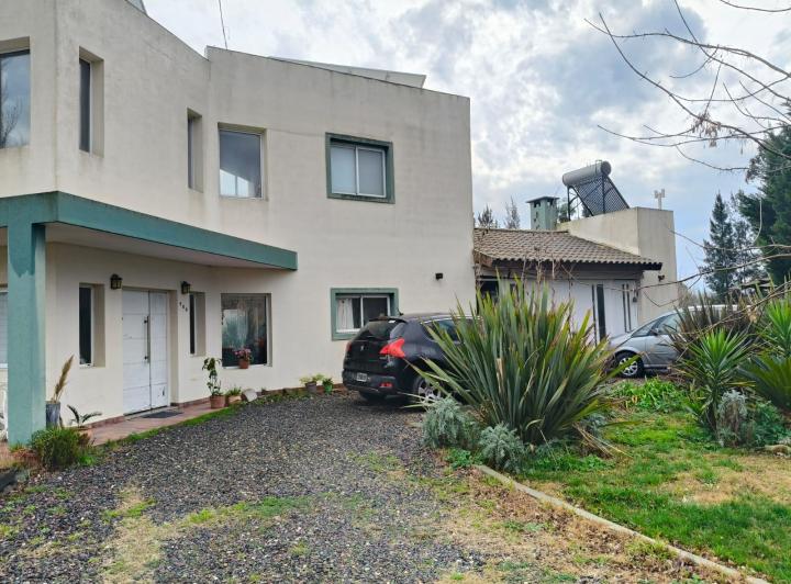 Casa · 210m² · 6 Ambientes · 2 Cocheras