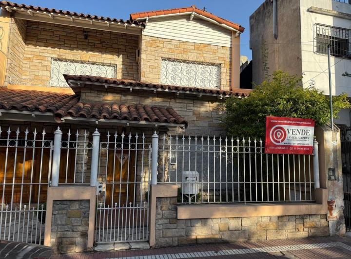 Casa · 200m² · 6 Ambientes · 1 Cochera